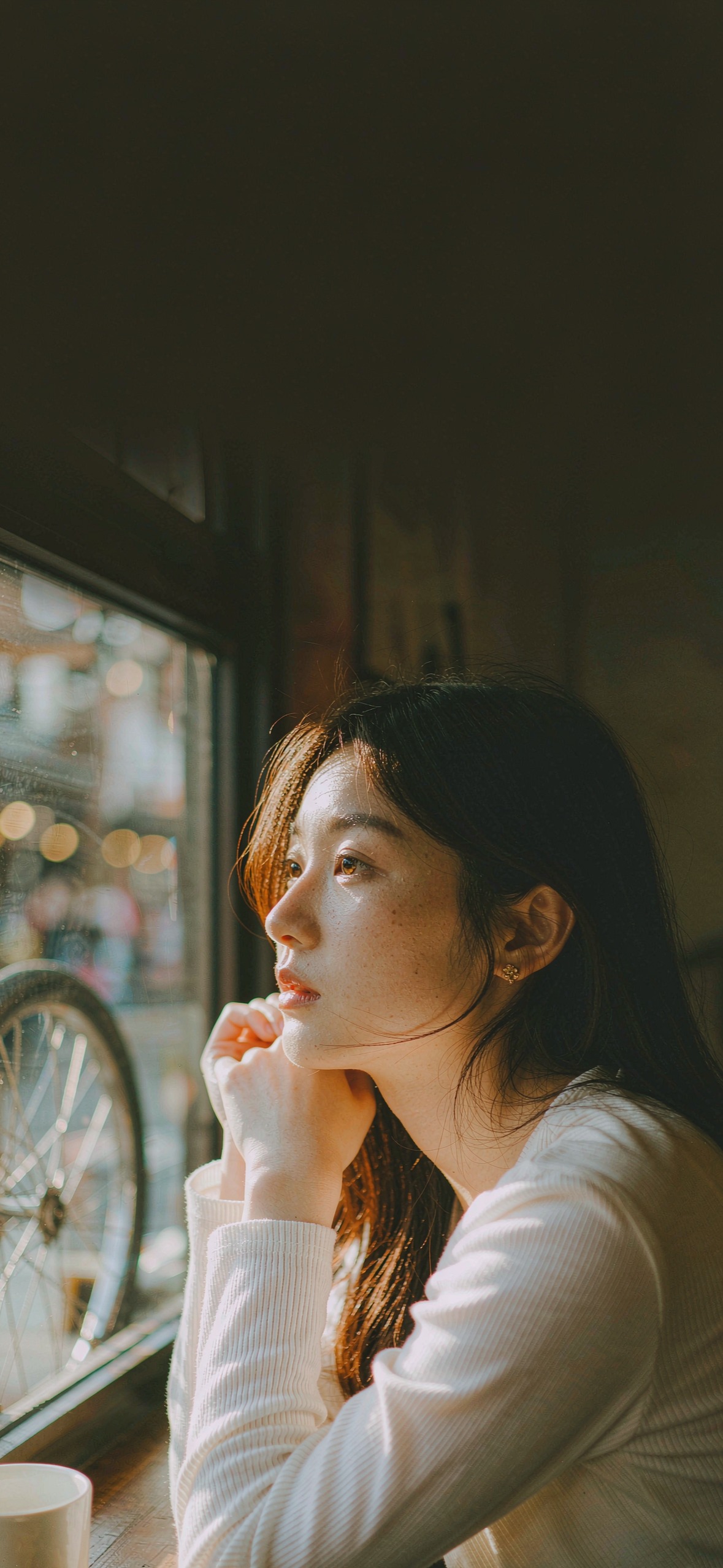 午后侧颜 · 1179×2556 美女帅哥壁纸